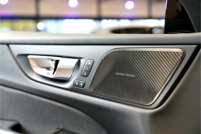 Volvo V60 2.0 T6 AWD 250kW/340pk Aut8 Recharge R-Design HARMAN/KARDON + ADAPT.CRUISE + STYLING PAKKET + EL.TREKHAAK + PILOT ASSIST + STOEL-&STUURVERWARMING + STANDKACHEL + ON-CALL + CAMERA + PARKSENSOREN + 19" LM-VELGEN!!