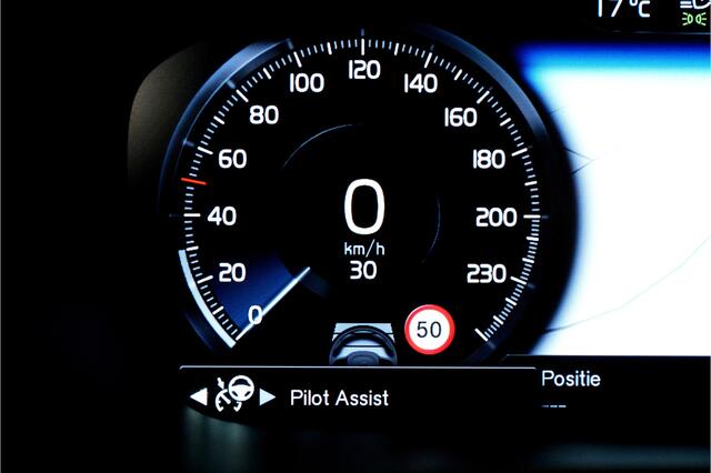 Volvo V60 2.0 T6 AWD 250kW/340pk Aut8 Recharge R-Design HARMAN/KARDON + ADAPT.CRUISE + STYLING PAKKET + EL.TREKHAAK + PILOT ASSIST + STOEL-&STUURVERWARMING + STANDKACHEL + ON-CALL + CAMERA + PARKSENSOREN + 19" LM-VELGEN!!