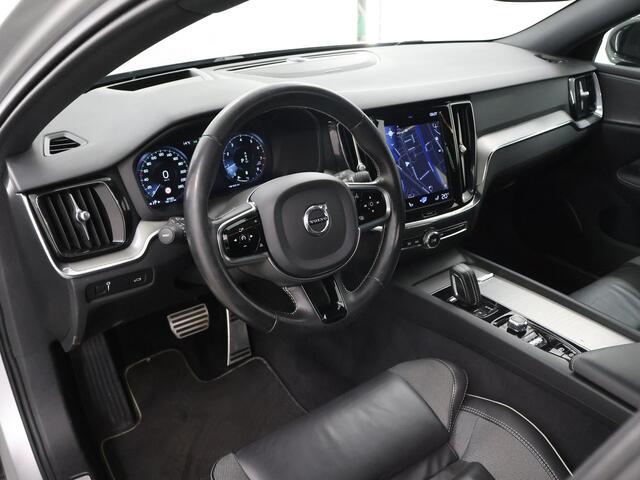 Volvo V60 2.0 B5 R-Design | Panoramadak | Harman/Kardon | Ele.verstelbare stoelen + geheugen | Navigatie | Trekhaak | HUD | Camera | Stoel/Stuurverwarming | Apple CarPlay/Android Auto | Adaptieve Cruise Control | Ele. kofferdeksel |