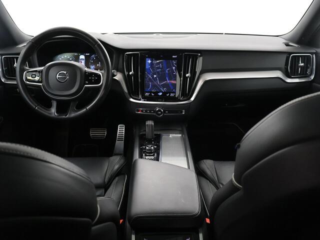 Volvo V60 2.0 B5 R-Design | Panoramadak | Harman/Kardon | Ele.verstelbare stoelen + geheugen | Navigatie | Trekhaak | HUD | Camera | Stoel/Stuurverwarming | Apple CarPlay/Android Auto | Adaptieve Cruise Control | Ele. kofferdeksel |