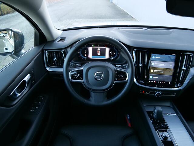 Volvo V60 2.0 B3 164pk Plus Dark Automaat Trekhaak / Camera / Adaptive cruise / Stoelverwarming