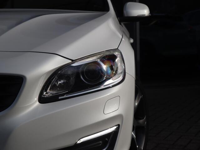 Volvo V60 1.5 T3 Ocean Race | Volledig dealeronderhouden| Schuif-/ kanteldak| Afneembare trekhaak| Verwarmbare voorstoelen| Standkachel| Parkeersensoren voor + achter| Achteruitrijcamera| Bochtverlichting|