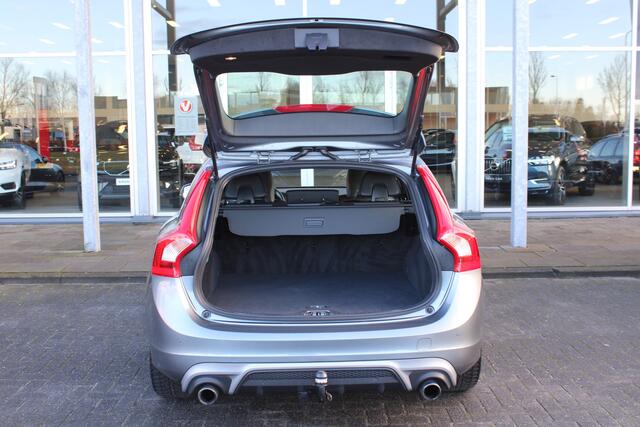 Volvo V60 T4 Business Sport | Camera | Trekhaak | Verw. Voorstoelen | Bi-Xenon | 18" LMV