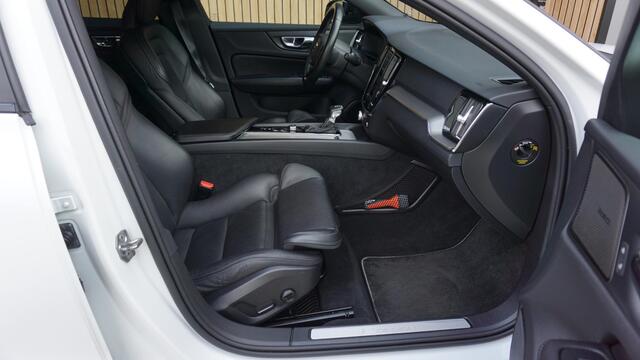 Volvo V60 2.0 T5 250pk R-Design Black Optik H&K Leder 20inch LM Navi LED Virtual Cockpit Stoel & Stuurwiel V.W. *Uitstraling*