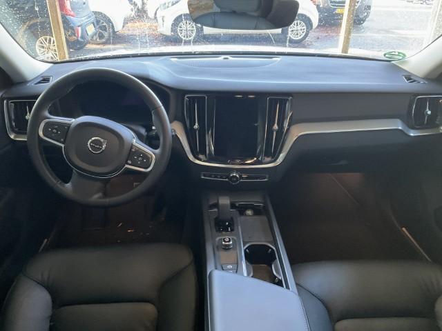 Volvo V60 2.0 B3 Essential Edition | Sport Pack | 19" Black Edition Velgen | Leder | Adaptieve Cruise Control | Stoelverwarming | Park Assist |