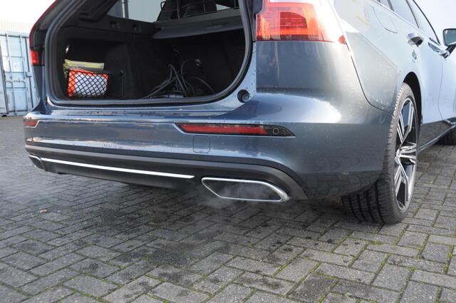 Volvo V60 T6 340PK Automaat Recharge AWD Inscription / Bowers en Wilkins / Adaptieve cruise control/ Panoramadak/ 19" velgen/ BLIS/ Trekhaak/ Stoel en stuurwielverwarming/ Parkeersensoren met 360 Camera/ Elektrische stoelen met geheugen/ Apple carplay/ Keyless ent