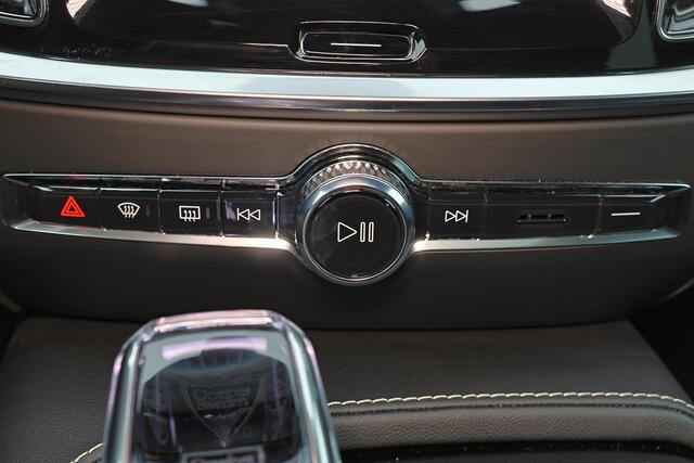 Volvo V60 T6 Recharge AWD Plus Dark - Panorama/schuifdak - IntelliSafe Assist & Surround - Parkeercamera achter - Verwarmde voorstoelen, stuur & achterbank - Parkeersensoren voor & achter - Elektr. bedienb. voorstoelen met geheugen - Elektr. inklapbare trekhaak - 1