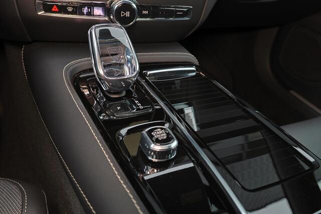 Volvo V60 T6 Recharge AWD Plus Dark - Panorama/schuifdak - IntelliSafe Assist & Surround - Parkeercamera achter - Verwarmde voorstoelen, stuur & achterbank - Parkeersensoren voor & achter - Elektr. bedienb. voorstoelen met geheugen - Elektr. inklapbare trekhaak - 1