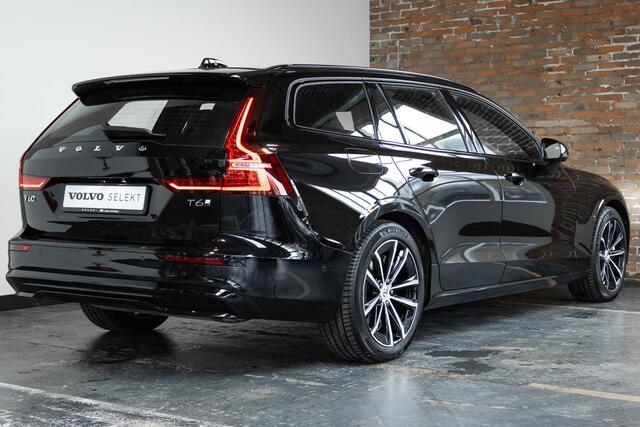 Volvo V60 T6 Plug-in hybrid AWD Plus Dark | Adaptive Cruise Control | 360° Parkeercamera | BLIS | Stoelverwarming | Stuurwielverwarming | Wegklapbare trekhaak | Harman Kardon Premium Audio | Google infotainment | Parkeersensoren voor + achter