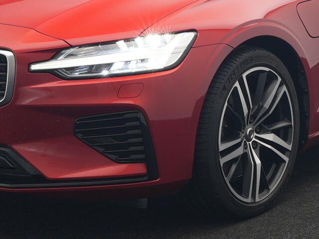 Volvo V60 T6 Twin Engine AWD R-Design Plug In Hybrid 340pk Dealer O.H. PHEV | Trekhaak Af Fabriek | Panodak | Head Up | Adaptive Cruise | 360 Camera | Lederen Sportstoelen Memory & Verwarmd | Apple Carplay | Stuur Verwarmd | Blis | Keyless | Navigatie | DAB |