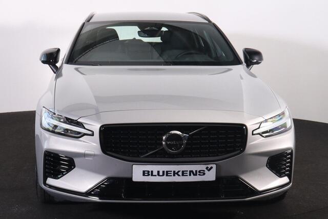 Volvo V60 T6 Recharge AWD Plus Dark - IntelliSafe Assist & Surround - 360º Camera - Harman/Kardon audio - Verwarmde voorstoelen, stuur & achterbank - Parkeersensoren voor & achter - Elektr. bedienb. voorstoelen met geheugen - Elektr. inklapbare trekhaak - 18' LMV