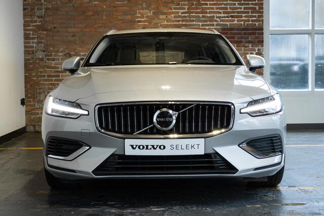 Volvo V60 T6 Plug-in hybrid AWD Essential Bright | Lederen bekleding | Electrische wegklapbare trekhaak | Stoelverwarming | Adaptive cruise Control | Parkeersensoren voor + achter | Parkeercamera | BLIS | Stuurwielverwarming