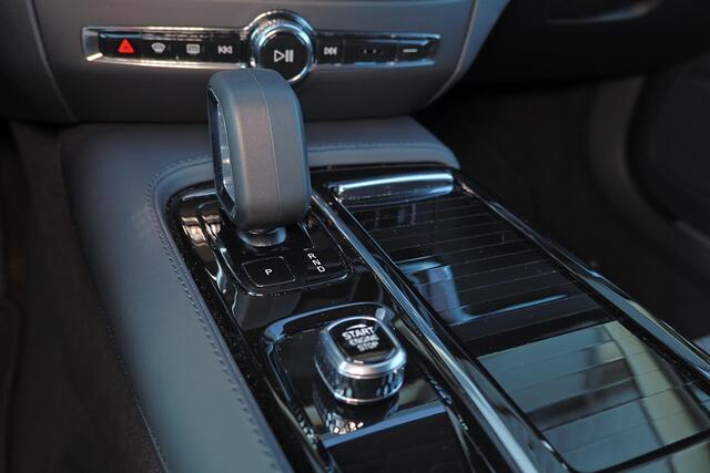 Volvo V60 T6 Recharge AWD Core - Parkeercamera achter - Verwarmde voorstoelen, stuur & achterbank - Parkeersensoren voor & achter - Cruise control - Extra getint glas - 18' LMV