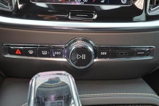 Volvo V60 T6 Recharge AWD Plus Dark Intellisafe Assist & Suround - 360° Camera - Harman/Kardon Audio - Verwarmbare voorstoelen, stuur & achterbank - Parkeersensoren voor & achter - Elektrisch verstelbare voorstoelen - Trekhaak wegklapbaar - Verwarmbare voorruit