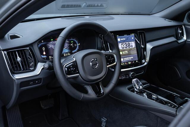 Volvo V60 T6 Plug-in hybrid AWD Plus Dark | Verwarmbare Voorstoelen (met geheugen), Stuurwiel en Achterbank | Semi-Elektrische Trekhaak | Verwarmbare Voorruit | Premium Audio by Harman Kardon | 360-Camera