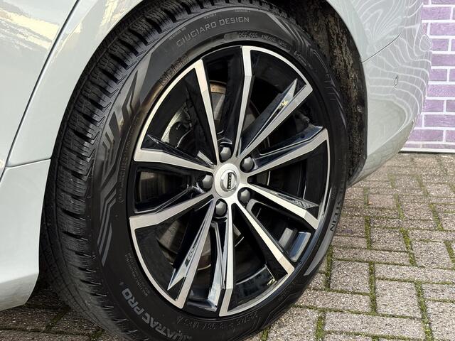 Volvo V60 2.0 T6 Plug-in hybrid AWD Plus Dark | 360° Camera | Stoel en stuurverwarming | Trekhaak | Adaptieve cruise control | Harman/Kardon audio | BLIS dodehoekdetectie |