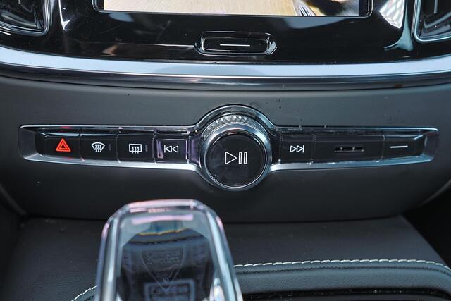 Volvo V60 T6 Recharge AWD Plus Dark - IntelliSafe Assist & Surround - 360º Camera - Harman/Kardon audio - Verwarmde voorstoelen, stuur & achterbank - Parkeersensoren voor & achter - Elektr. bedienb. voorstoelen met geheugen - Elektr. inklapbare trekhaak - 18' LMV