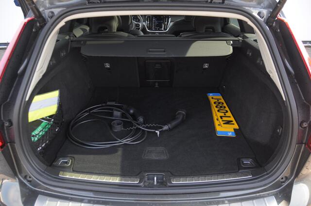 Volvo V60 T6 340PK Automaat Recharge AWD Inscription Trekhaak / Adaptieve cruise control /BLIS / Parkeersensoren met camera / Stoel - en stuurwielverwarming / Elektrische stoelen met geheugen / Getint glas / Apple carplay / Keyless entry / Elektrische achterklep