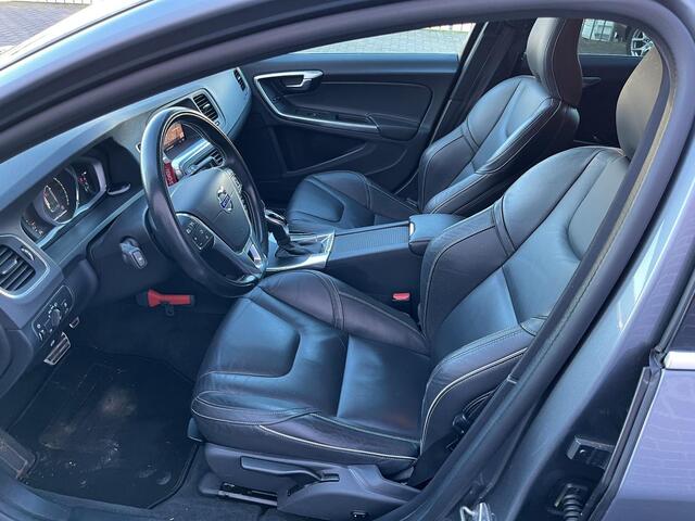 Volvo V60 2.0 T4 Business Sport | Navi | Schuif-/Kanteldak | Lederen Bekleding | Cruise Control | Stoelverwarming | Camera | Getint Glas | Standkachel | Park Assist | High Performance Audio | Volvo On Call