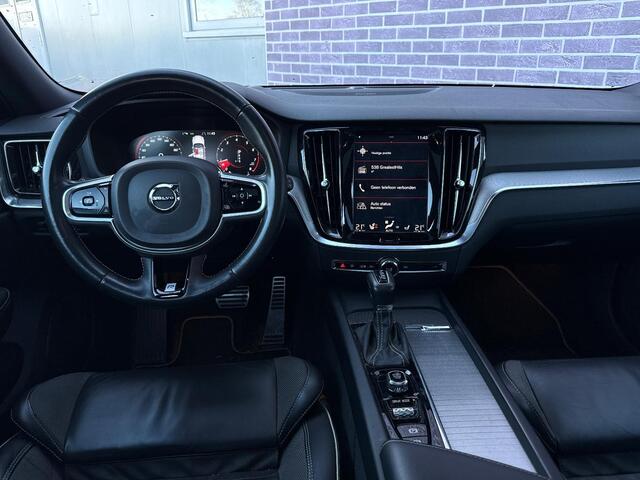 Volvo V60 2.0 T5 R-Design | Trekhaak | Panorama dak | Head-Up Display | Harman / Kardon | CarPlay | 19" | Styling Kit | Stoelverwarming |