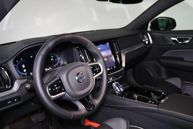 Volvo V60 T6 Recharge AWD Plus Dark - IntelliSafe Assist & Surround - 360º Camera - Harman/Kardon audio - Verwarmde voorstoelen, stuur & achterbank - Parkeersensoren voor & achter - Elektr. bedienb. voorstoelen met geheugen - Elektr. inklapbare trekhaak - 18' LMV
