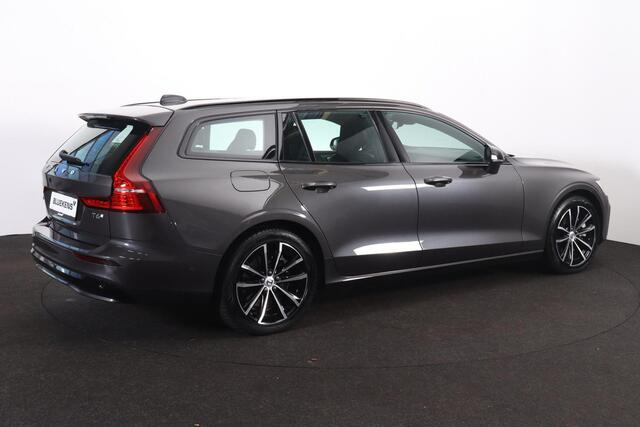 Volvo V60 T6 Recharge AWD Plus Dark - IntelliSafe Assist & Surround - 360º Camera - Harman/Kardon audio - Verwarmde voorstoelen, stuur & achterbank - Parkeersensoren voor & achter - Elektr. bedienb. voorstoelen met geheugen - Elektr. inklapbare trekhaak - 18' LMV