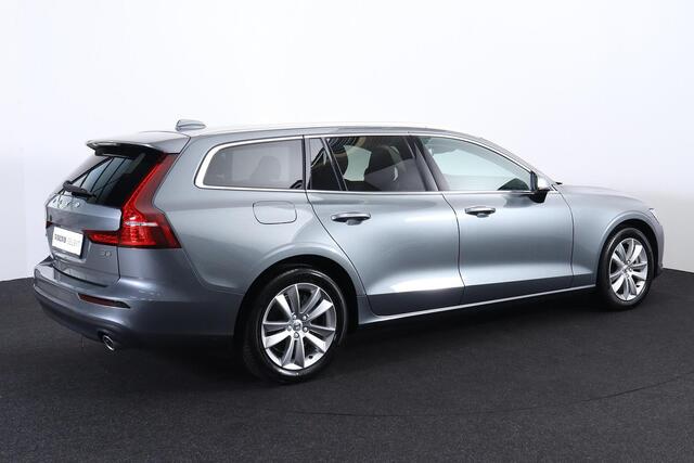Volvo V60 B3 Momentum - Leder - IntelliSafe Surround - Elektr. bedienb. voorstoelen - Parkeercamera achter - Verwarmde voorstoelen - Extra getint glas - Parkeersensoren voor & achter - Adaptieve LED koplampen -