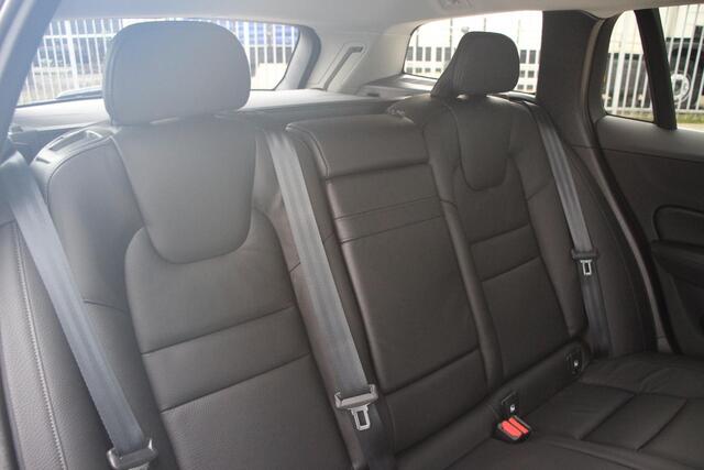 Volvo V60 B3 Momentum - Leder - IntelliSafe Surround - Elektr. bedienb. voorstoelen - Parkeercamera achter - Verwarmde voorstoelen - Extra getint glas - Parkeersensoren voor & achter - Adaptieve LED koplampen -