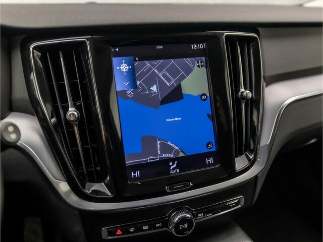 Volvo V60 2.0 T6 Recharge AWD Sport 390Pk Automaat (APPLE CARPLAY, GROOT NAVI, CAMERA, KEYLESS, SPORTSTOELEN, ADAPTIVE CRUISE, TREKHAAK, ELEK ACHTERKLEP, NIEUWSTAAT)