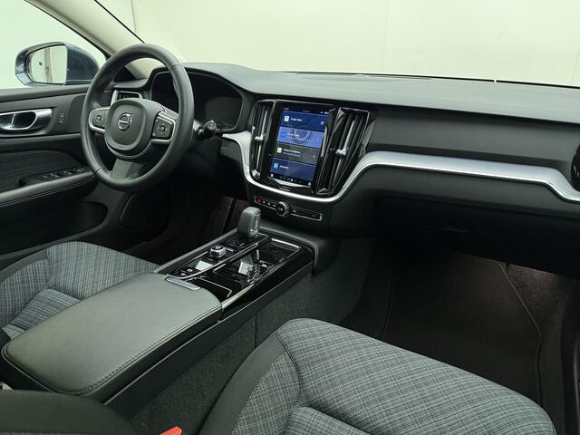 Volvo V60 T6 350pk AWD Essential Bright / Stoel + Stuurw. Verwarming / PDC + Camera / El. Trekhaak / 18'' / Achterb. Verwarming / Google / DAB / Metallic Lak /