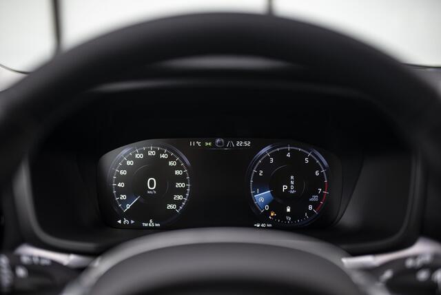 Volvo V60 2.0 B3 Momentum Advantage | Trekhaak | Advantage Styling Pack l Getint Glas | 19" | CarPlay |