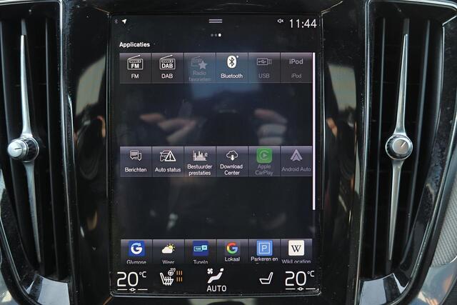 Volvo V60 T8 Recharge AWD R-Design - IntelliSafe Assist & Surround - Adaptieve LED koplampen - Parkeercamera achter - Verwarmde voorstoelen, stuur & achterbank - Parkeersensoren voor & achter - Elektr. bedienb. bestuurdersstoel met geheugen - Drive modes - Apple Ca