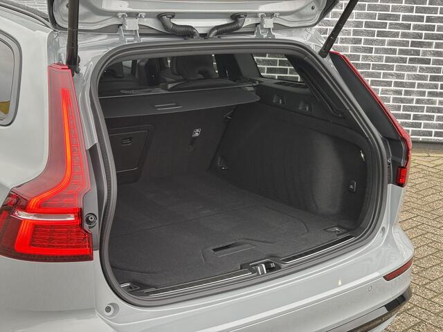 Volvo V60 2.0 T8 AWD Ultra Dark Performance Edition | Polestar Engineered Optimisation | 19" 5-triplespaaks Glossy Black Diamond Cut | Extra getint glas achter | Panoramisch schuif/kantel dak | 360 Camera | Head Up Display