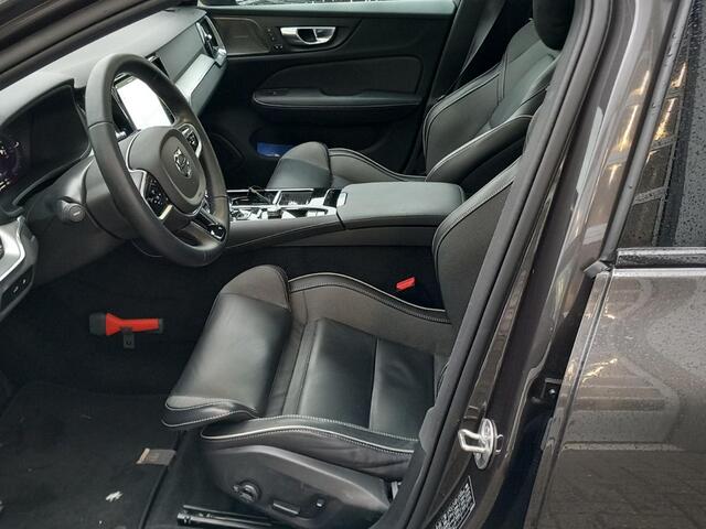 Volvo V60 2.0 T6 Plug-in hybrid AWD Ultra Dark | Schuif-/Kanteldak | 360 Camera | Harman Kardon | Trekhaak | Sportstoelen | Stoel- en Stuurverwarming |