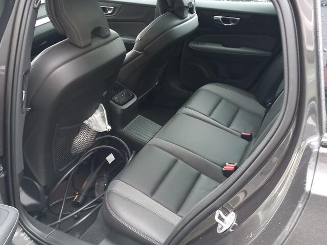 Volvo V60 2.0 T6 Plug-in hybrid AWD Ultra Dark | Schuif-/Kanteldak | 360 Camera | Harman Kardon | Trekhaak | Sportstoelen | Stoel- en Stuurverwarming |