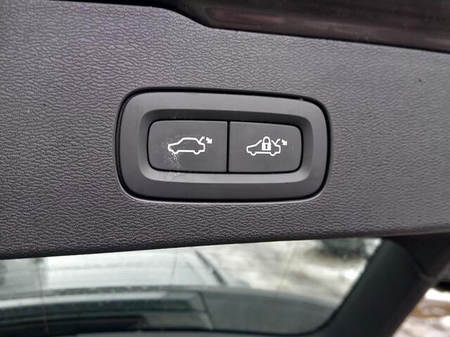 Volvo V60 2.0 T6 Plug-in hybrid AWD Ultra Dark | Schuif-/Kanteldak | 360 Camera | Harman Kardon | Trekhaak | Sportstoelen | Stoel- en Stuurverwarming |