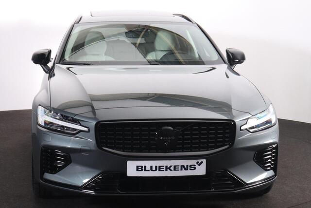 Volvo V60 T8 Recharge AWD Ultra Dark - Panorama/schuifdak - IntelliSafe Assist & Surround - 360º Camera - Harman/Kardon audio - Adaptieve LED koplampen - Verwarmde voorstoelen, stuur & achterbank - Parkeersensoren voor & achter - Elektr. bedienb. voorstoelen met ge