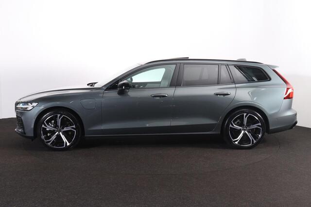 Volvo V60 T8 Recharge AWD Ultra Dark - Panorama/schuifdak - IntelliSafe Assist & Surround - 360º Camera - Harman/Kardon audio - Adaptieve LED koplampen - Verwarmde voorstoelen, stuur & achterbank - Parkeersensoren voor & achter - Elektr. bedienb. voorstoelen met ge