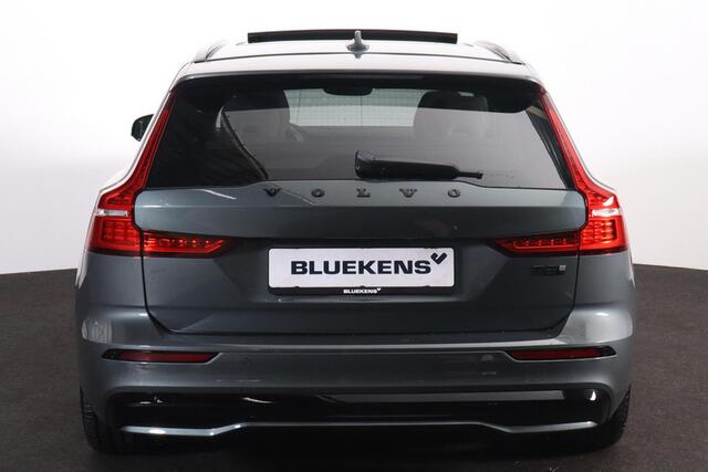 Volvo V60 T8 Recharge AWD Ultra Dark - Panorama/schuifdak - IntelliSafe Assist & Surround - 360º Camera - Harman/Kardon audio - Adaptieve LED koplampen - Verwarmde voorstoelen, stuur & achterbank - Parkeersensoren voor & achter - Elektr. bedienb. voorstoelen met ge