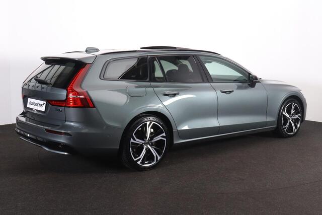 Volvo V60 T8 Recharge AWD Ultra Dark - Panorama/schuifdak - IntelliSafe Assist & Surround - 360º Camera - Harman/Kardon audio - Adaptieve LED koplampen - Verwarmde voorstoelen, stuur & achterbank - Parkeersensoren voor & achter - Elektr. bedienb. voorstoelen met ge