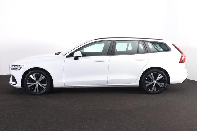 Volvo V60 B3 Momentum Advantage - IntelliSafe Assist & Surround - Parkeercamera achter - Verwarmde voorstoelen & stuur - Parkeersensoren voor & achter - Apple Carplay & Android Auto - Elektr. inklapbare trekhaak - 17' LMV