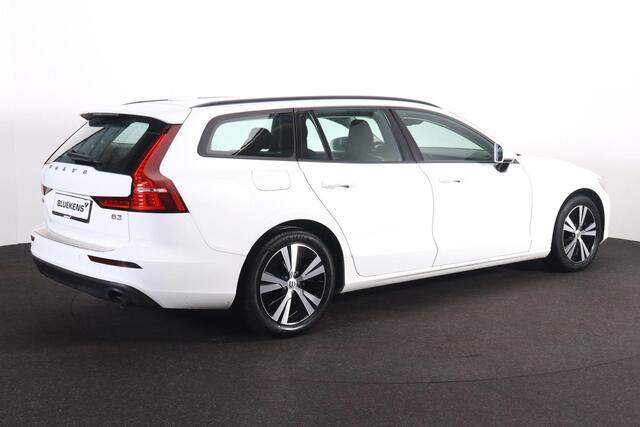 Volvo V60 B3 Momentum Advantage - IntelliSafe Assist & Surround - Parkeercamera achter - Verwarmde voorstoelen & stuur - Parkeersensoren voor & achter - Apple Carplay & Android Auto - Elektr. inklapbare trekhaak - 17' LMV