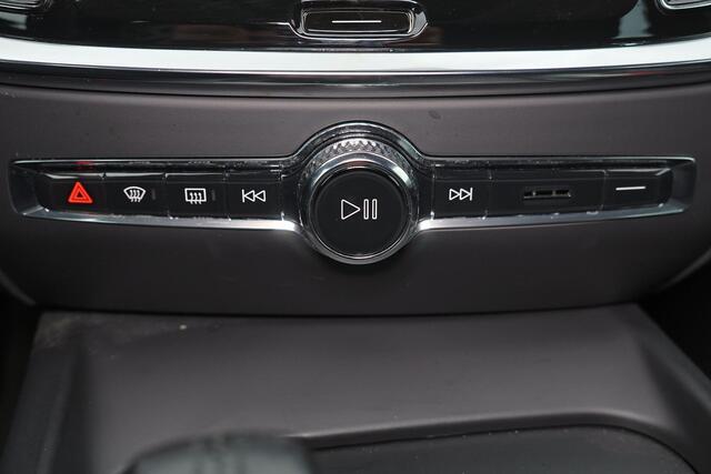 Volvo V60 B3 Momentum Advantage - IntelliSafe Assist & Surround - Parkeercamera achter - Verwarmde voorstoelen & stuur - Parkeersensoren voor & achter - Apple Carplay & Android Auto - Elektr. inklapbare trekhaak - 17' LMV