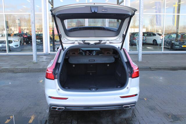 Volvo V60 T4 Automaat Momentum Pro | Trekhaak | Schuif/kanteldak | Verw. Voorstoelen | Getint glas | 18" LMV