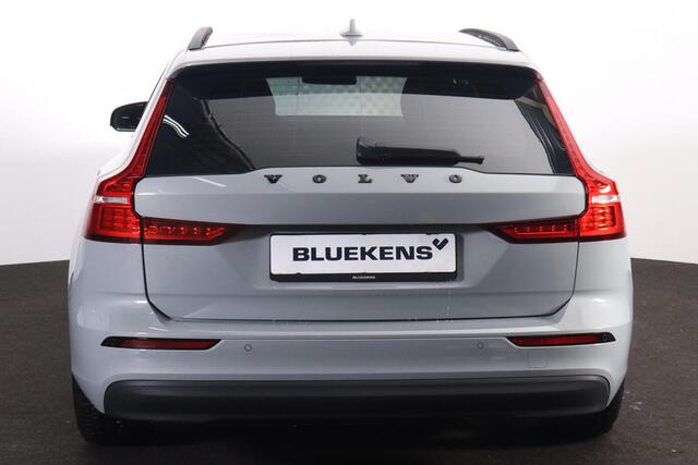 Volvo V60 B3 Essential Edition - Parkeercamera achter - Parkeersensoren voor & achter - Draadloze tel. lader - High Performance audio - Cruise control - Elektr. inklapbare trekhaak - 17' LMV