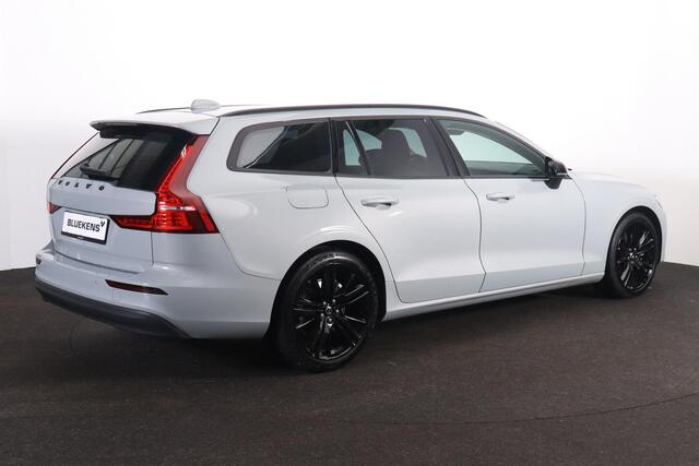 Volvo V60 B3 Essential Edition - Parkeercamera achter - Parkeersensoren voor & achter - Draadloze tel. lader - High Performance audio - Cruise control - Elektr. inklapbare trekhaak - 17' LMV