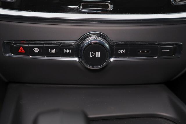 Volvo V60 B3 Essential Edition - Parkeercamera achter - Parkeersensoren voor & achter - Draadloze tel. lader - High Performance audio - Cruise control - Elektr. inklapbare trekhaak - 17' LMV