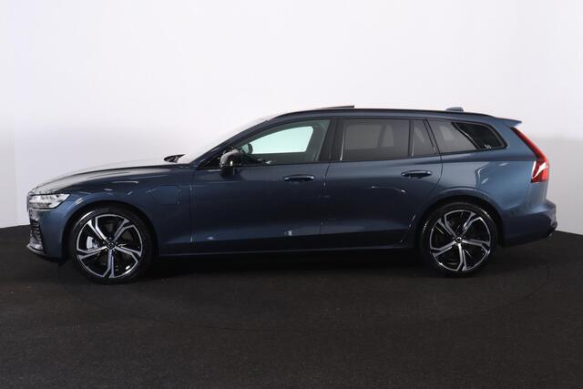 Volvo V60 T6 Recharge AWD Ultra Dark - Panorama/schuifdak - IntelliSafe Assist & Surround - Harman/Kardon audio - Parkeercamera achter - Verwarmde voorstoelen, stuur & achterbank - Parkeersensoren voor & achter - Elektr. bedienb. voorstoelen met geheugen - Extra ge