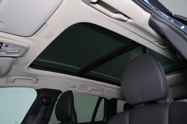 Volvo V60 T6 Recharge AWD Ultra Dark - Panorama/schuifdak - IntelliSafe Assist & Surround - Harman/Kardon audio - Parkeercamera achter - Verwarmde voorstoelen, stuur & achterbank - Parkeersensoren voor & achter - Elektr. bedienb. voorstoelen met geheugen - Extra ge