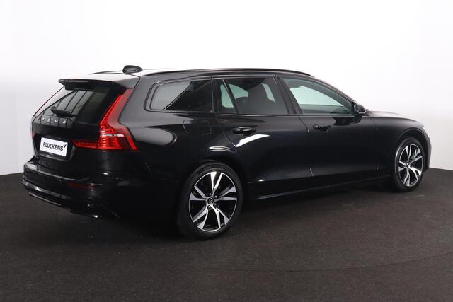Volvo V60 B3 Plus Dark - IntelliSafe Assist & Surround - Parkeercamera achter - Verwarmde voorstoelen, stuur & achterbank - Parkeersensoren voor & achter - Elektr. bedienb. voorstoelen met geheugen - Draadloze tel. lader - High Performance audio - 18' LMV